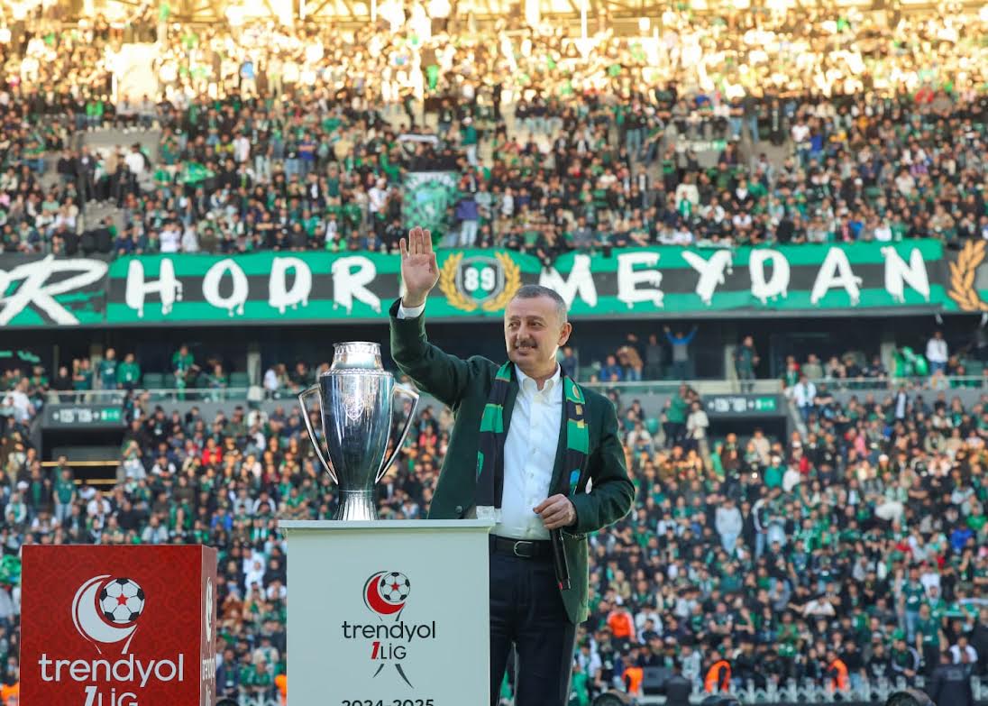 Başkan Büyükakın, Kocaelispor'u ve Taraftarı Kutladı