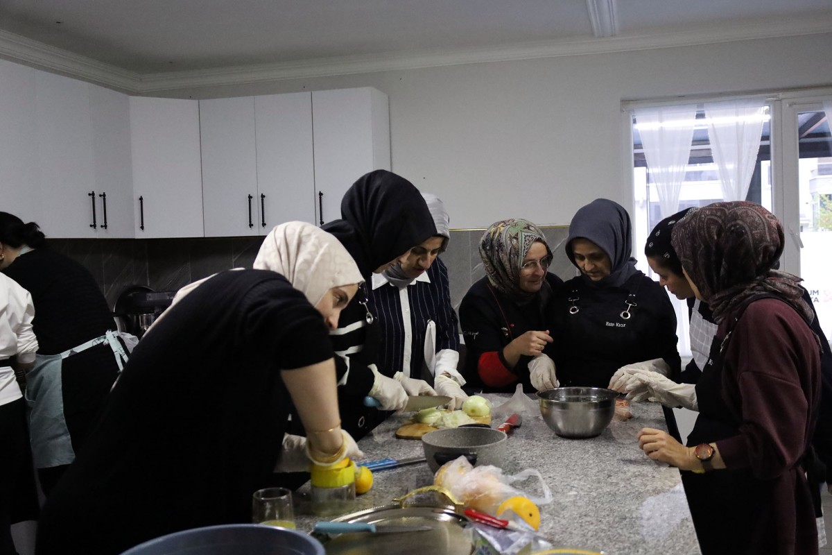 Kursiyerlere Profesyonel Mutfak Eğitimi Sunuyor 