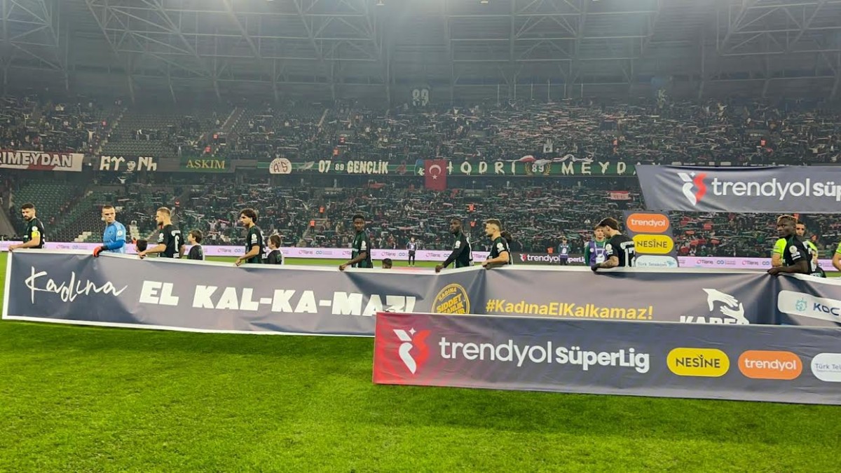 Kadına Yönelik Şiddete Dikkat Çeken Pankart Açtı