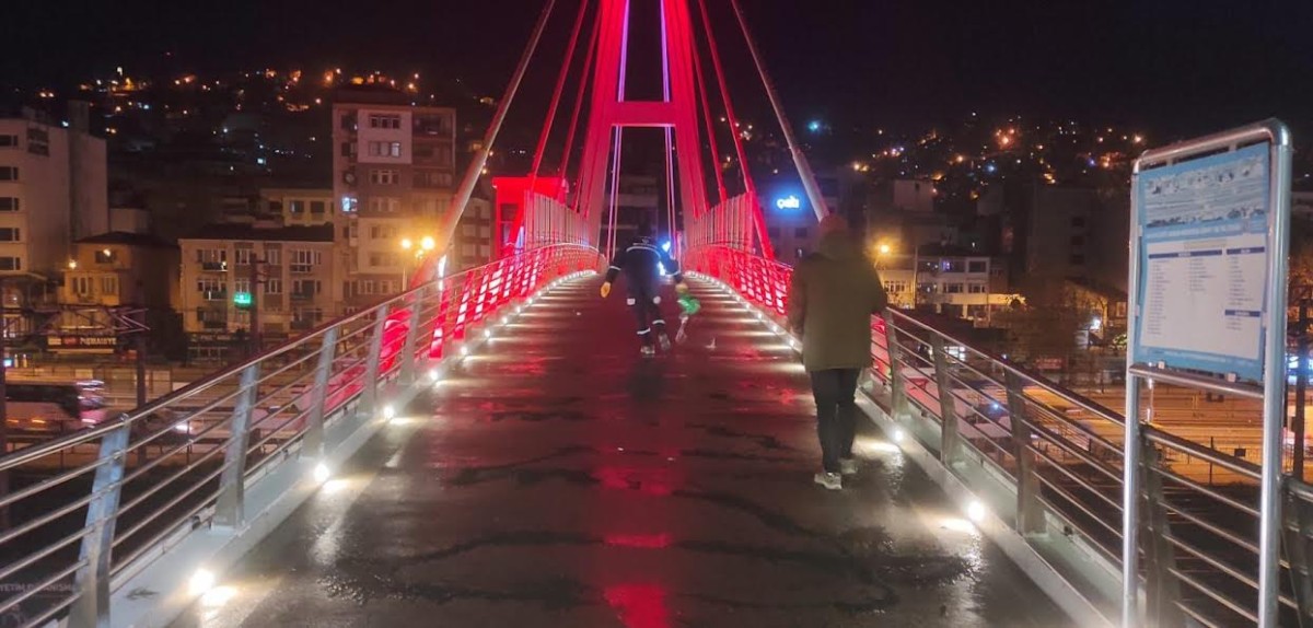 Büyükşehir’den Üst Geçitlere Buzlanma Müdahalesi