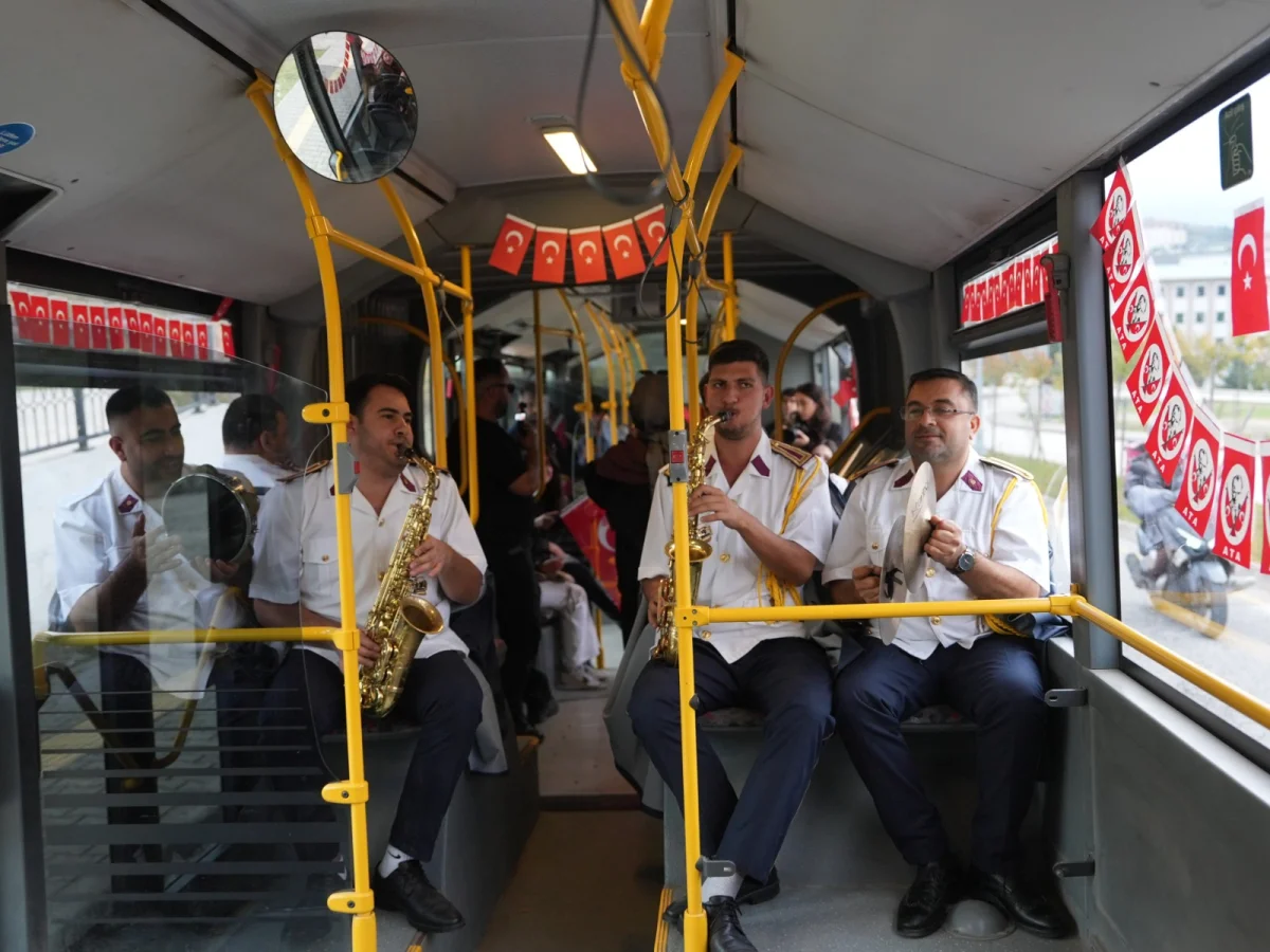 BİR OTOBÜS DOLUSU, CUMHURİYET COŞKUSU