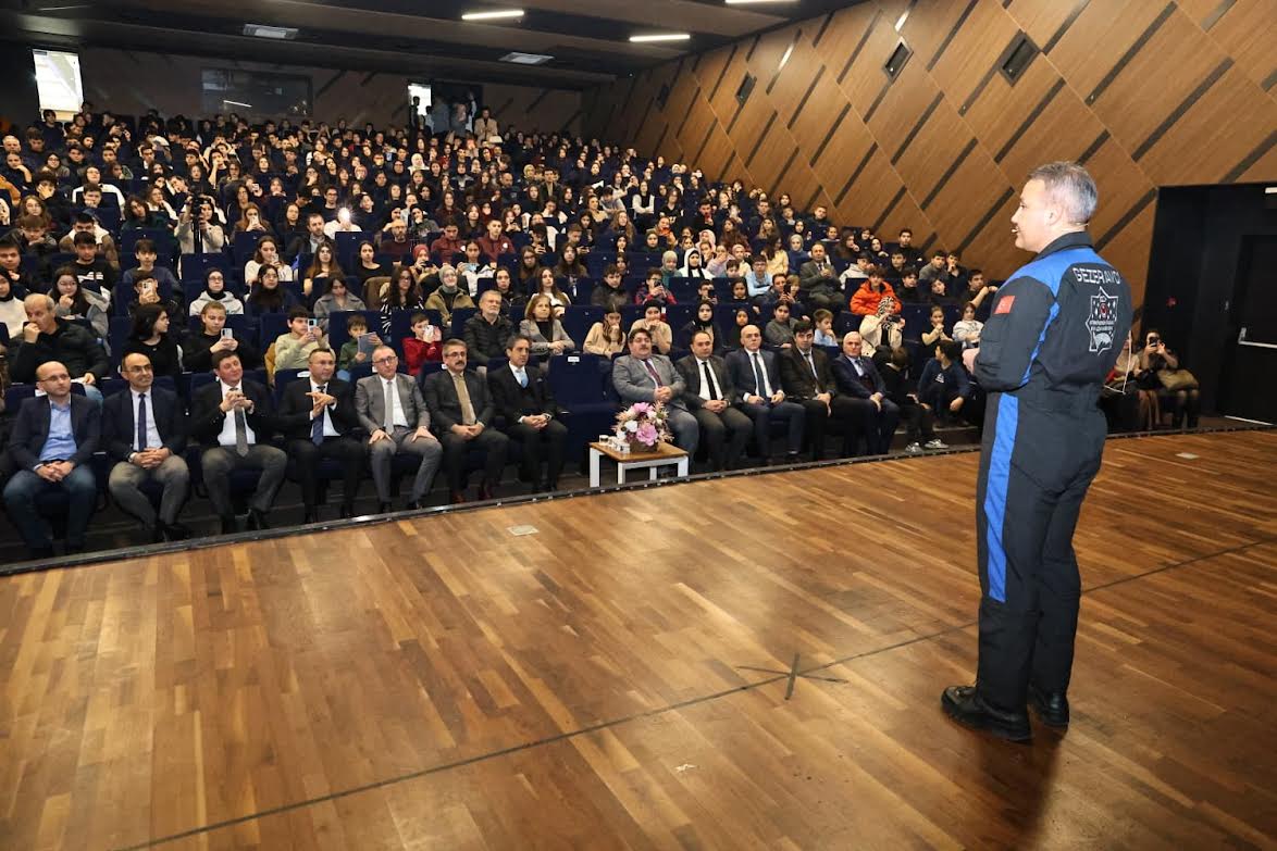 İlk Türk Astronot Alper Gezeravcı Sakarya’da Öğrencilerle Buluştu