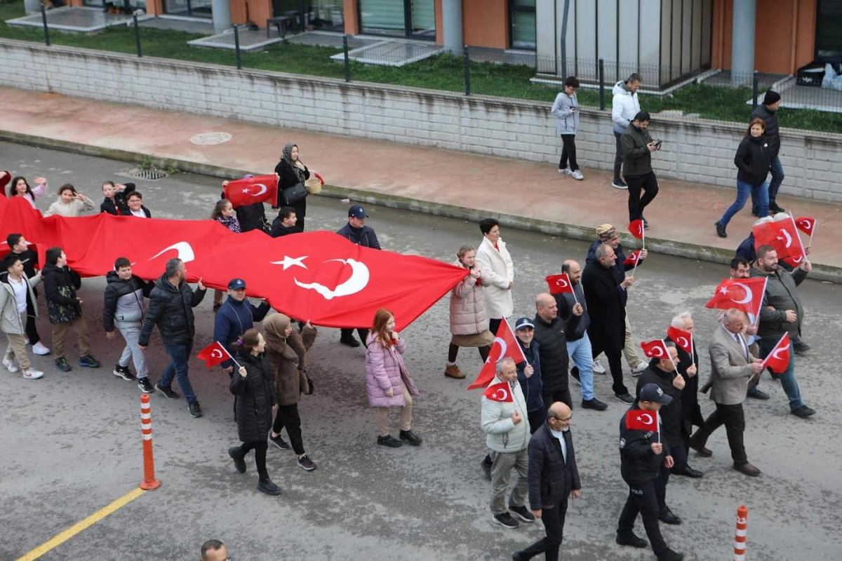 Arifiye’de Bayrak Sevgisi Yürüyüşle Pekiştirildi