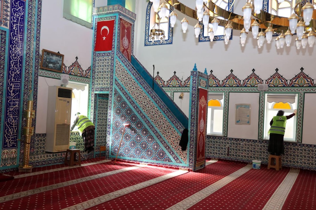 Camilerde İkinci Tur Temizlik Çalışmalarına Başlandı 