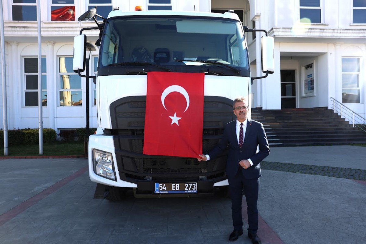 Erenler Belediyesi'ne Yol Süpürme Aracı