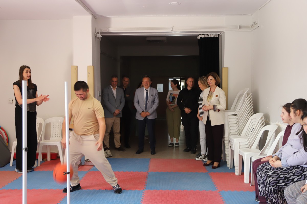 BAŞKAN ÜNLÜCE ÖZEL BİREYLER VE ALZAYMIR HASTALARI İLE BULUŞTU