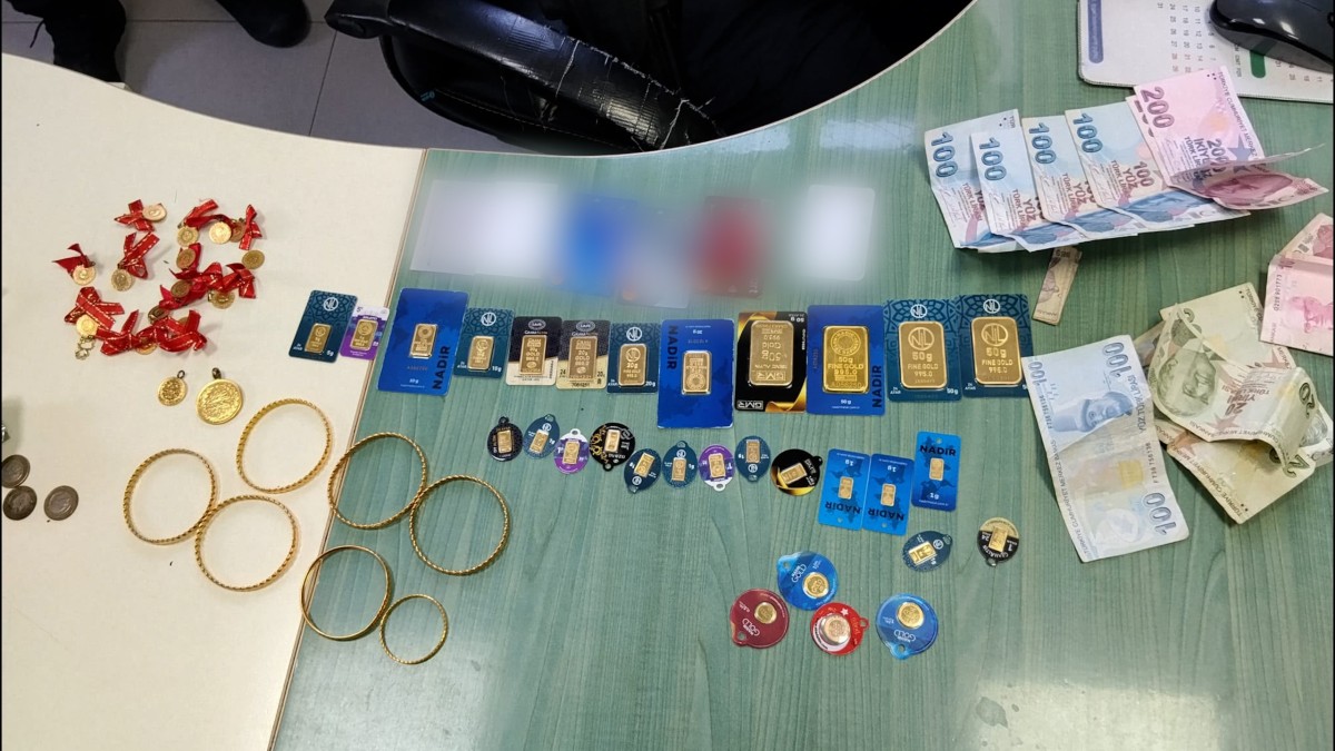 DÜZCE BELEDİYESİ PERSONELİNDEN ÖRNEK DAVRANIŞ TEMİZLİK PERSONELİ 3,5 MİLYON TL’LİK ALTIN BULDU İÇİ ALTIN DOLU ÇANTA POLİSE TESLİM EDİLDİ