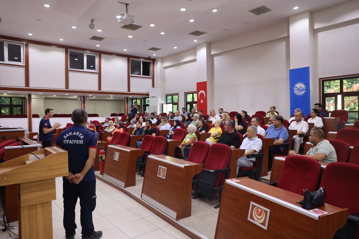 Büyükşehir çalışanlarına yangına karşı uygulamalı eğitim