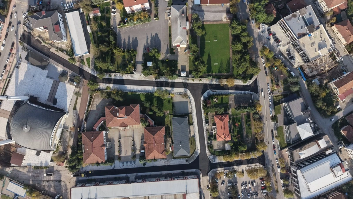 Hendek’in tam kalbindeki en önemli
güzergahlar tablo gibi işleniyor