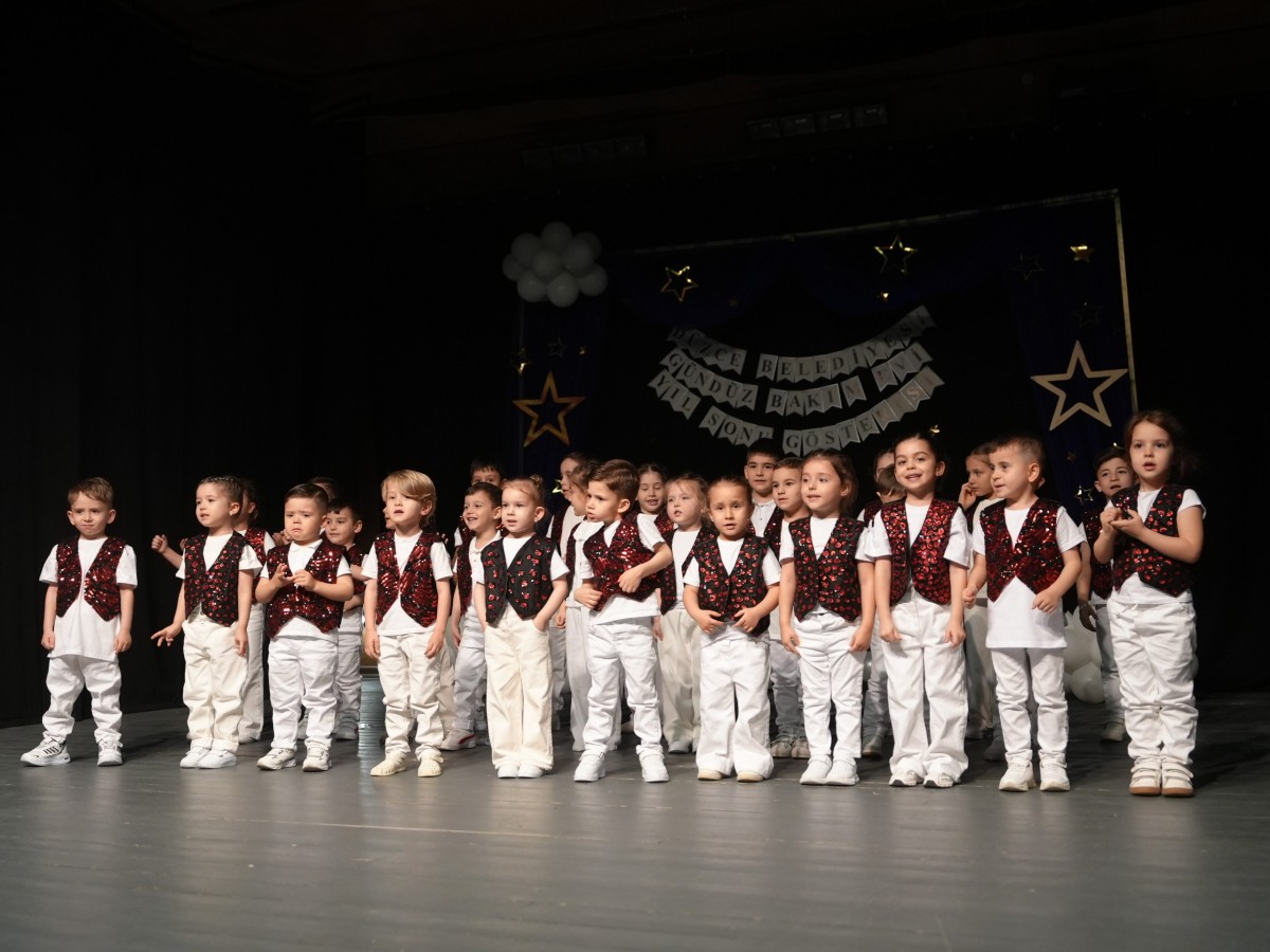 BELKA KREŞİN YIL SONU GÖSTERİSİNDE RENKLİ GÖRÜNTÜLER