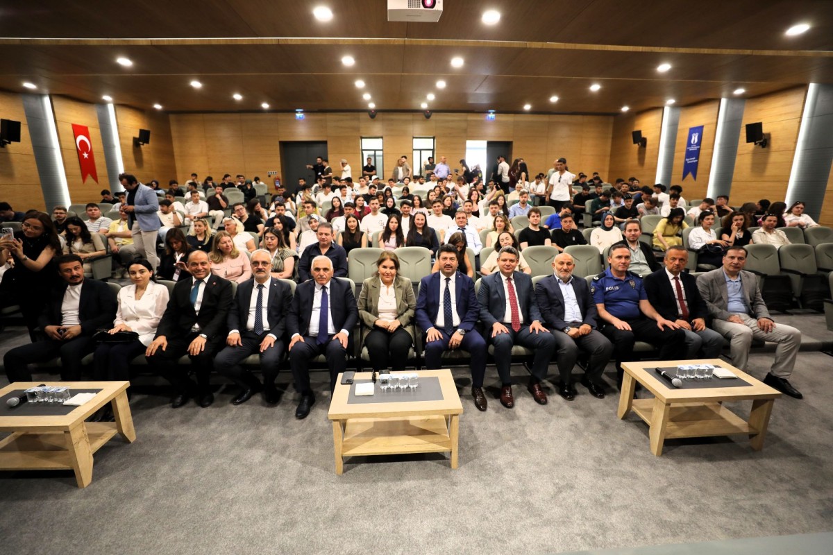 Hendek MYO’dan etkinliklerle dolu Kariyer Zirvesi
