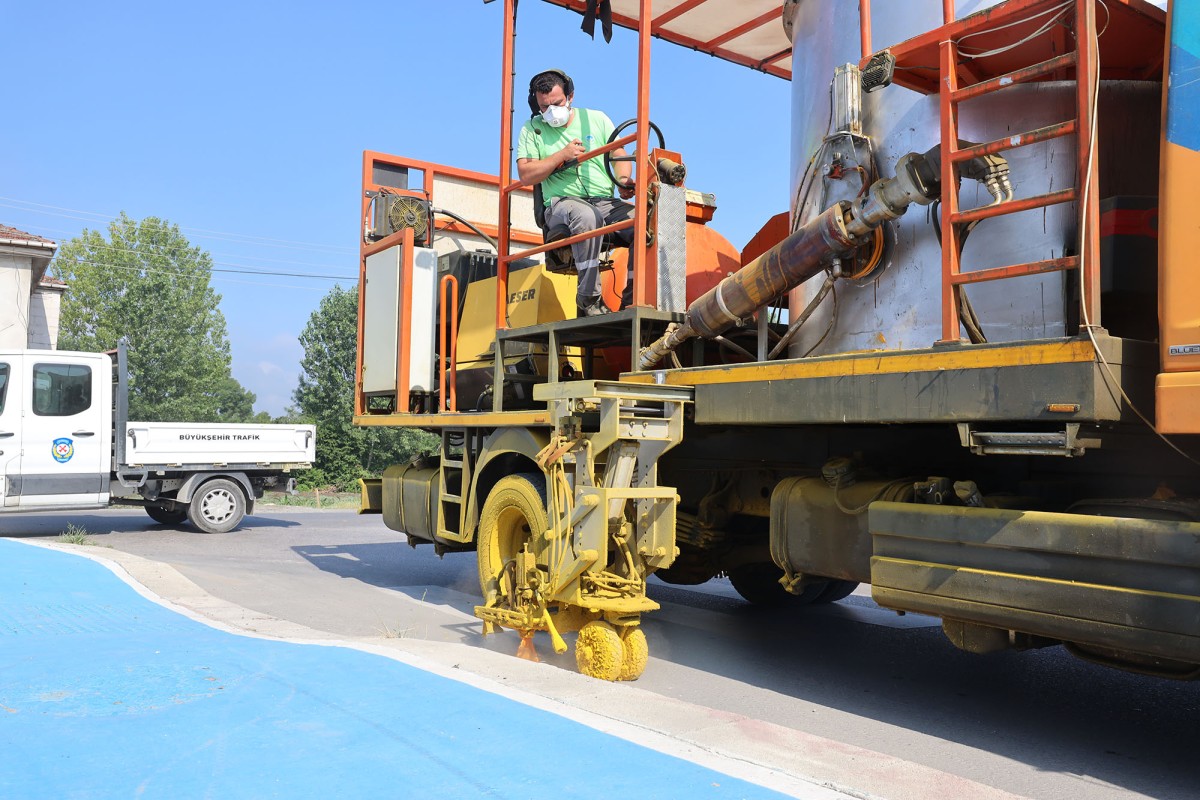 Büyükşehir, yol çizgilerini yenileyerek güvenli ulaşımı güçlendiriyor