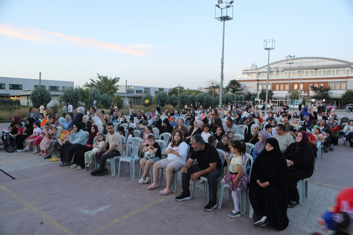 Arifiye'de Açık Hava Sineması ve Konser ile Yaz Akşamına Renkli Buluşma