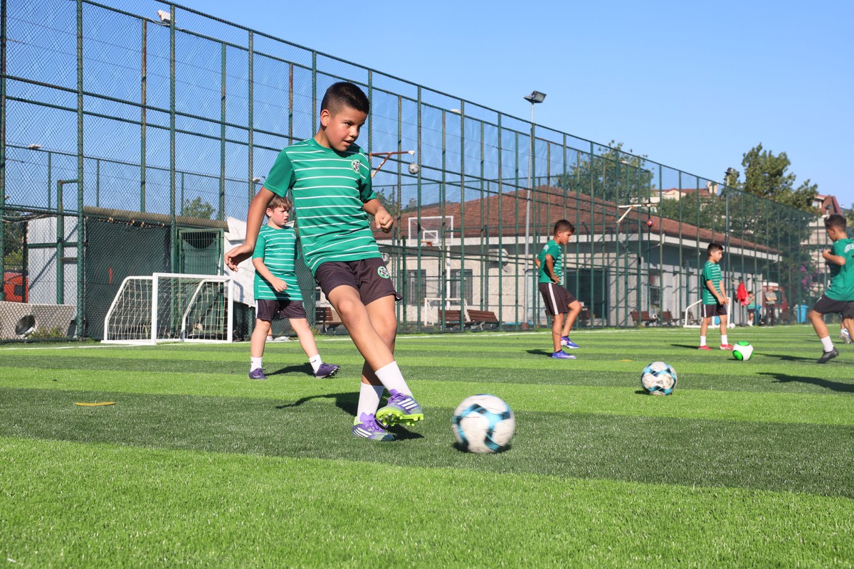 Harmanlıkspor'da yeni sezon, yenilenen zeminde başladı